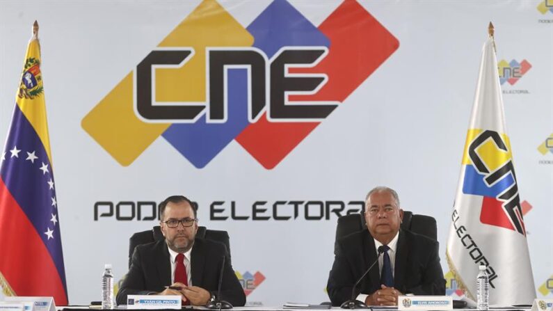 El canciller de venezuela, Yvan Gil (i), asiste a una reunión con el presidente del consejo nacional electoral, Elvis Amoroso (d), este jueves 4 de abril de 2024 en Caracas (Venezuela). EFE/ Miguel Gutiérrez