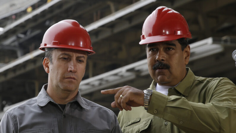 Nicolás Maduro y el vicepresidente del régimen venezolano, Tareck El Aissami, recorren el estadio de béisbol La Rinconada que está en construcción, en las afueras de Caracas, Venezuela, el 19 de mayo de 2018. (AP/Ricardo Mazalán, Archivo)