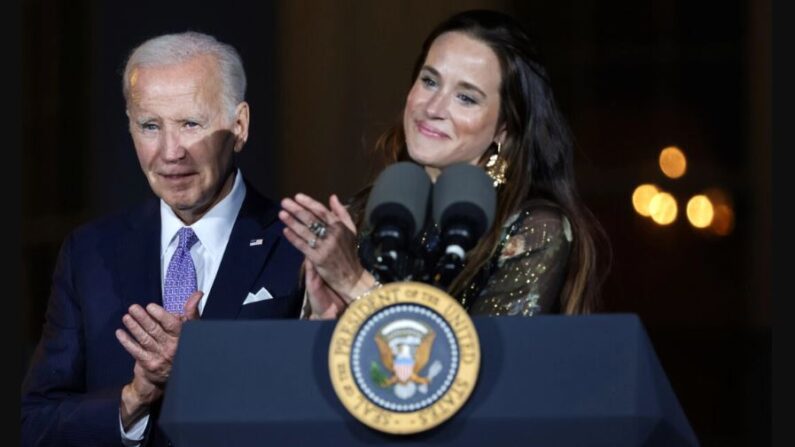 Ashley Biden, en el centro, y el presidente Joe Biden en Washington en una imagen de archivo. (Alex Wong/Getty Images)
