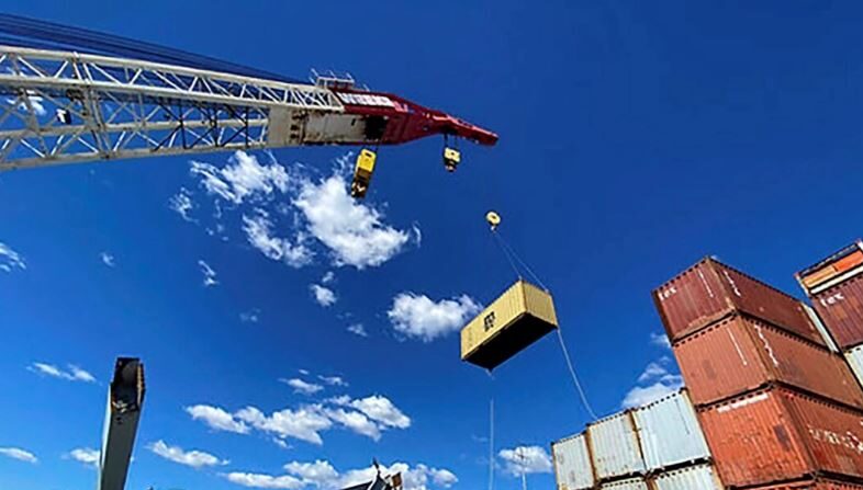 Los equipos de respuesta comienzan a retirar los contenedores de mercadería de la cubierta del buque de carga Dali utilizando una barcaza grúa flotante en el sitio del puente Francis Scott Key en Baltimore, el 7 de abril de 2024. (Mando Unificado de Respuesta al Puente Key 2024 vía AP)