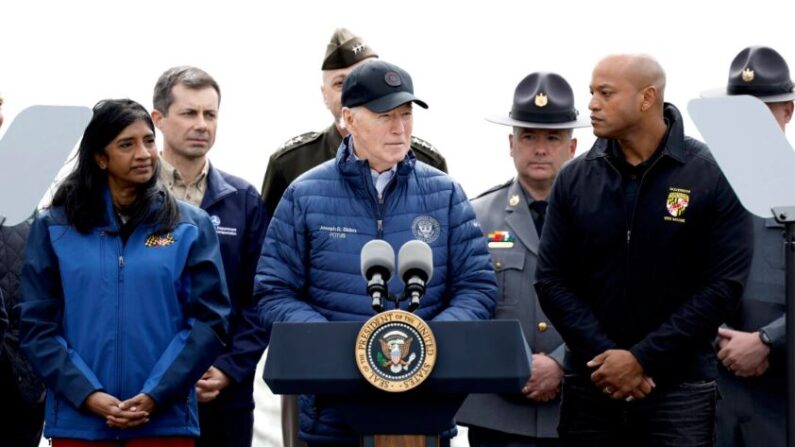 El presidente Joe Biden pronuncia un discurso en el Cuartel General de la Policía de la Autoridad de Transporte de Maryland, cerca del lugar donde se derrumbó el puente Francis Scott Key, en Baltimore, el 5 de abril de 2024. (Anna Moneymaker/Getty Images)