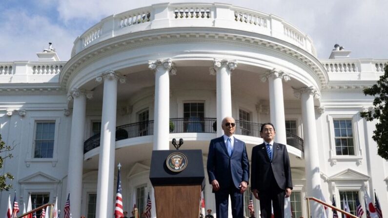 El presidente Joe Biden y el primer ministro japonés Fumio Kishida participan en una ceremonia oficial de llegada en el Jardín Sur de la Casa Blanca, el 10 de abril de 2024. (Andrew Caballero-Reynoldds/AFP vía Getty Images)