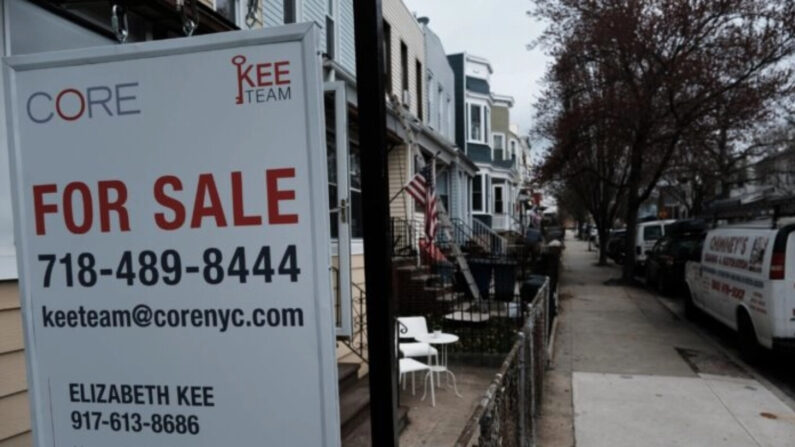 Una casa se encuentra en venta en un vecindario de Brooklyn con una oferta limitada de viviendas unifamiliares en Nueva York el 31 de marzo de 2021. (Spencer Platt/Getty Images)
