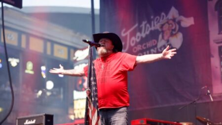 Colt Ford, artista de country y rap, mejora «lenta pero progresivamente» tras sufrir un infarto