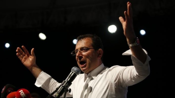 Ekrem Imamoglu, candidato a la alcaldía del opositor Partido Republicano del Pueblo (CHP), gestilcula durante una manifestación en Estambul, el 6 de mayo de 2019. (Lefteris Pitarakis/AP Photo)