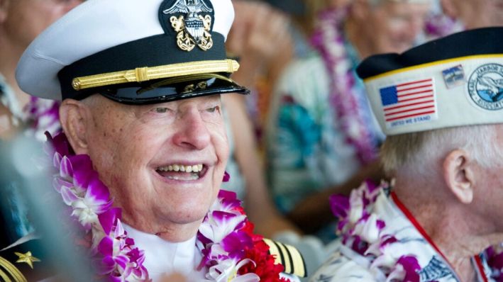 Lou Conter asiste a las ceremonias por el 75 aniversario del ataque japonés a Pearl Harbor en Honolulu, el 7 de diciembre de 2016. (Craig T. Kojima/Pool/Honolulu Star-Advertiser vía AP)