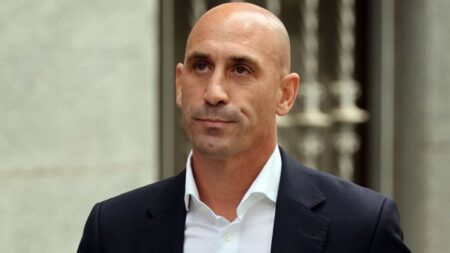 Arrestan a Luis Rubiales, expresidente de federación de fútbol española, por corrupción