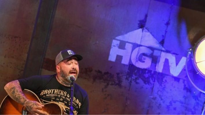 El artista Aaron Lewis se presenta en el escenario del HGTV Lodge durante el CMA Music Fest en Nashville, Tennessee, el 11 de junio de 2016. (Jason Davis/Getty Images por HGTV)
