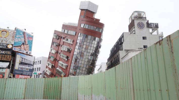 Un edificio parcialmente derrumbado, dos días después de que un fuerte terremoto sacudiera la ciudad, en la ciudad de Hualien, al este de Taiwán, el viernes 5 de abril de 2024. (AP Photo/Chiang Ying-ying)