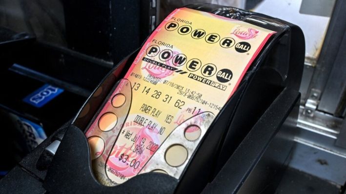Boletos de lotería Powerball fotografiados dentro de una tienda en Homestead, Florida, el 19 de julio de 2023. (Giorgio Viera/AFP vía Getty Images)