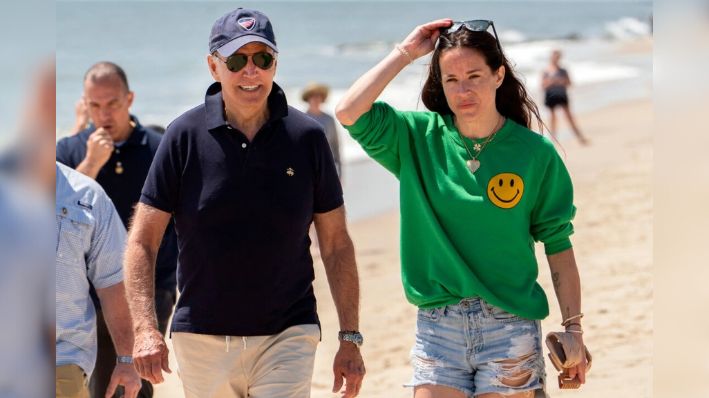 El presidente Joe Biden camina por la playa con su hija Ashley Biden en Rehoboth Beach, Delaware, el 20 de junio de 2022. (Manuel Balce Ceneta/Foto AP)