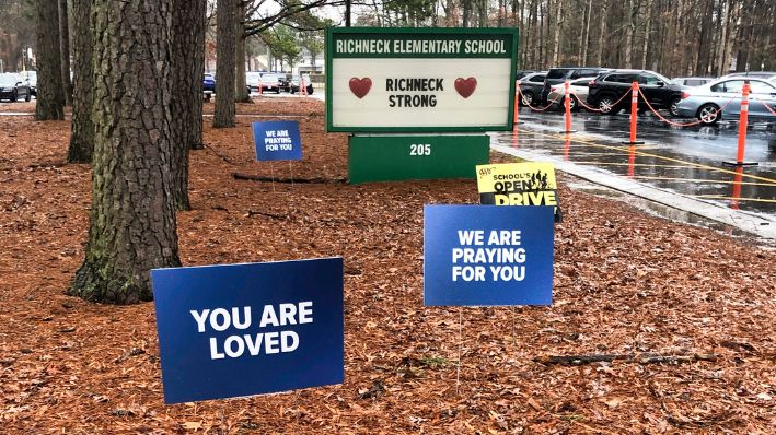 Letreros fuera de la escuela primaria Richneck en Newport News, Virginia, 25 de enero de 2023. (AP Photo/Denise Lavoie, Archivo)
