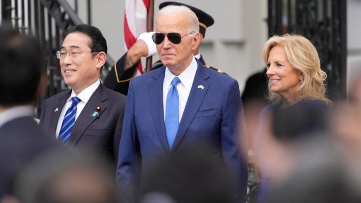 El presidente Joe Biden, en el centro, junto a la primera dama Jill Biden y el primer ministro japonés Fumio Kishida en la Casa Blanca en Washington el 10 de abril de 2024. (Andrew Harnik/Getty Images)