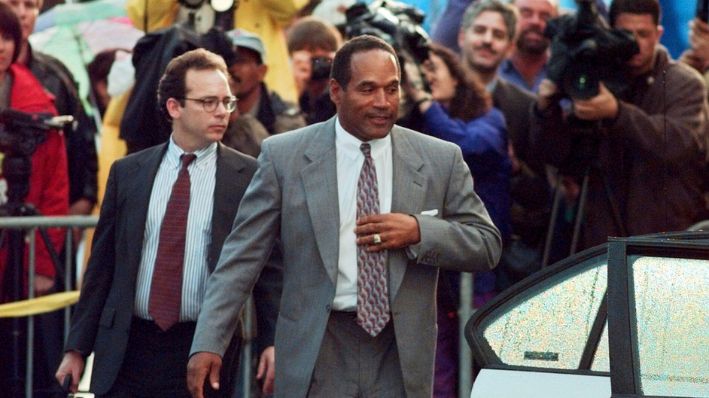 O.J. Simpson y su abogado defensor Daniel Leonard abandonan la Corte Superior del Condado de Los Ángeles en Santa Mónica, California, el viernes 22 de noviembre de 1996, después de testificar en el juicio civil por homicidio culposo contra él. (AP Photo/Michael Caulfield, Archivo)
