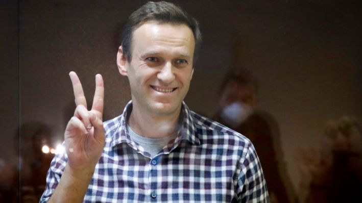 El líder opositor ruso Alexéi Navalni gesticula mientras permanece en una jaula en el Tribunal del Distrito de Babuskinsky en Moscú, Rusia, el sábado 20 de febrero de 2021.  (AP Photo/Alexander Zemlianichenko, Archivo)