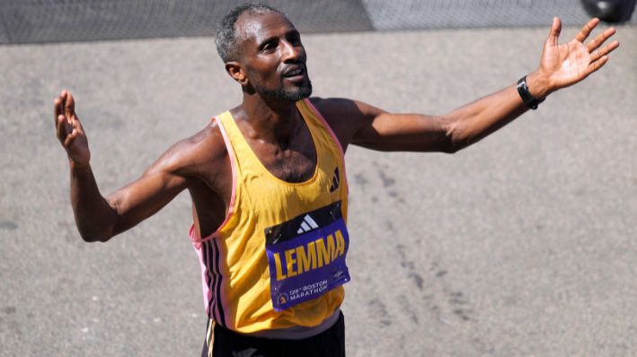 Sisay Lemma, de Etiopía, reacciona tras ganar el maratón de Boston, el lunes 15 de abril de 2024, en Boston. (Foto AP/Charles Krupa)
