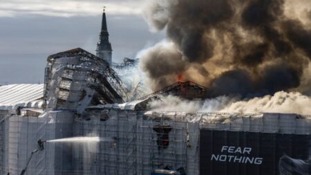 Incendio arrasa antigua Bolsa de Valores del siglo XVII en Copenhague