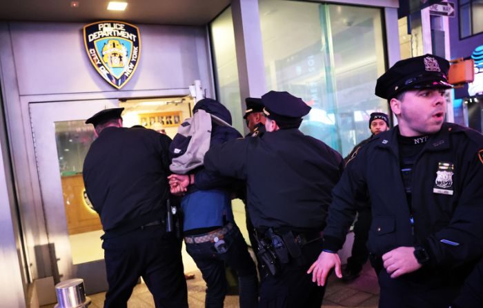 Foto de archivo del Departamento de Policía de Nueva York realizando actividades de detención. (Michael M. Santiago/Getty Images)