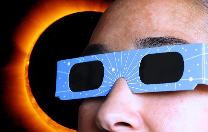Atrás: Imagen proporcionada por la NASA, se observan manchas solares mientras la luna se mueve hacia una posición de eclipse total, Estados Unidos el 20 de mayo de 2012 (JAXA/NASA/Hinode a través de Getty Images) 
Frente: Mujer modela gafas para eclipses de Warby Parker el 01 de abril de 2024 en la Ciudad de Nueva York. (Michael M. Santiago/Getty Images)
