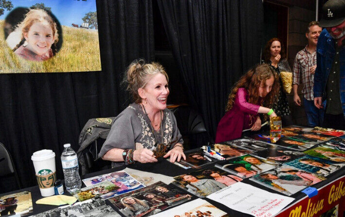 La actriz Melissa Gilbert firma autógrafos para los fans durante la reunión del reparto y el festival del 50 aniversario de "La pequeña casa en la pradera" en Simi Valley, California, el 23 de marzo de 2024. (Valerie Macon/AFP vía Getty Images)