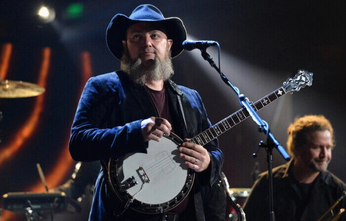 El artista John Driskell Hopkins de Zac Brown Band actúa en el escenario durante el iHeartCountry Festival 2016 en el Frank Erwin Center de Austin, Texas, el 30 de abril de 2016. (Ethan Miller/Getty Images para iHeartMedia)
