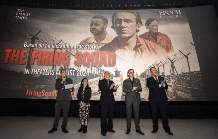 El director Tim Chey, la directora de casting Susan Chey, el actor Jonathan Nagy, el actor James Barrington, el actor Tupua Ainu'u en la proyección de Firing Squad en los cines AMC de Nueva York el 30 de marzo de 2024.(Samira Bouaou/The Epoch Times) (El director Tim Chey, la directora de castin