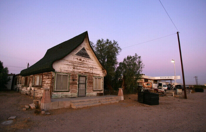 Una casa antigua de aspecto único en Daggett, California, el 16 de junio de 2007. (David McNew/Getty Images)