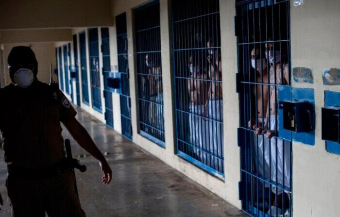 Miembros de las pandillas MS-13 y 18 dentro de sus celdas en la prisión de máxima seguridad en Izalco, Sonsonate, El Salvador, el 4 de septiembre de 2020. (Yuri Cortez/AFP vía Getty Images)
