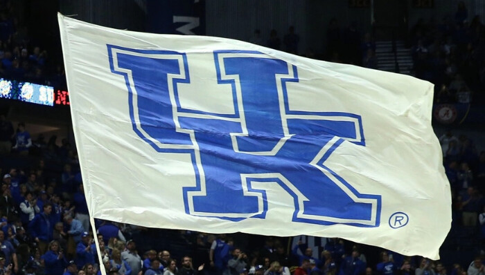Una bandera de la Universidad de Kentucky en el Torneo de Baloncesto Masculino de la SEC 2017 en el Bridgestone Arena de Nashville, Tennessee, el 12 de marzo de 2017. (Andy Lyons/Getty Images)
