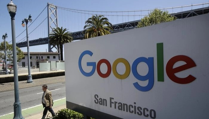 La pérdida de empleos en el sector tecnológico ha contribuido al aumento de la tasa de desempleo en San Francisco. Arriba, un cartel de Google con un tramo del Puente de la Bahía en la parte trasera el 1 de mayo de 2019. (Jeff Chiu/AP)