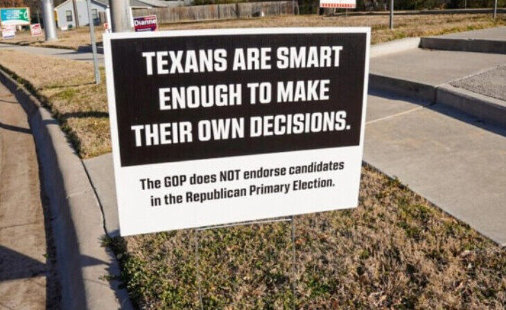 Un cartel delante de un colegio electoral de las primarias republicanas en Denton, Texas, el 1 de marzo de 2022. (Patrick Butler/The Epoch Times)