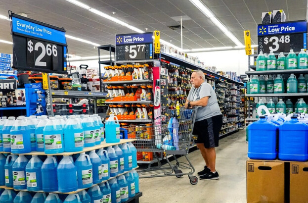 Un cliente compra en un Walmart Supercenter en Hallandale Beach, Florida, el 20 de febrero de 2024. (Joe Raedle/Getty Images)