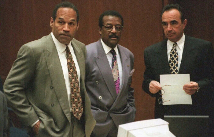 O.J. Simpson (I), Johnnie Cochran Jr. (C) y Robert Shapiro (D) observan al jurado entrar en la sala el 9 de mayo de 1995 durante el juicio por asesinato de O.J. Simpson en Los Ángeles. (Rick Meyer/AFP vía Getty Images)
