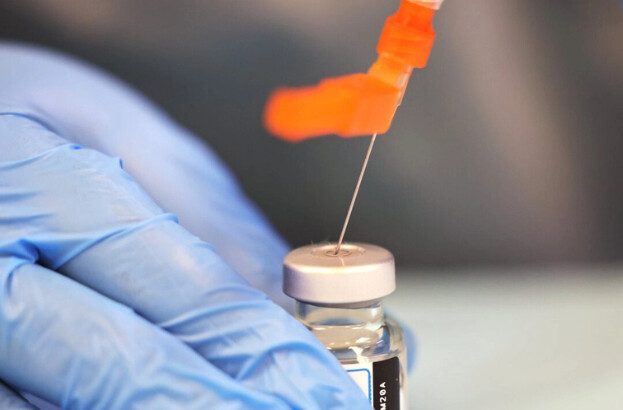 Un trabajador de la salud prepara una vacuna COVID-19 en Nueva York en una fotografía de archivo. (Michael M. Santiago/Getty Images)