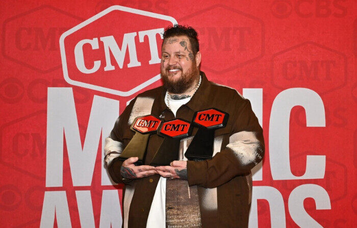Jelly Roll, ganador de los premios CMT a la Actuación del Año, Vídeo Masculino del Año y Vídeo del Año posa en la sala de prensa durante los CMT Music Awards 2024 en el Moody Center de Austin, Texas, el 07 de abril de 2024. (Chris Saucedo/Getty Images)
