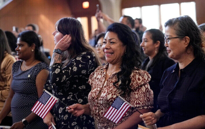 Mujeres representantes de más de 20 países participan en una ceremonia de naturalización en San Antonio el 8 de marzo de 2024. (AP Photo/Eric Gay, Archivo)