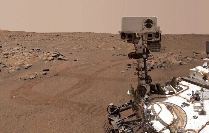 El explorador de Marte Perseverance de la NASA aparece en un "selfie" que se tomó sobre una roca apodada "Rochette", el 10 de septiembre de 2021. (NASA/JPL-CALTECH/MSSS/Handout via Reuters)
