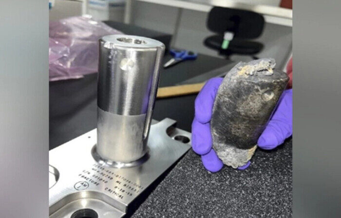 Un trozo recuperado de chatarra espacial del equipo desechado en la Estación Espacial Internacional en una foto sin fecha. (NASA vía AP)