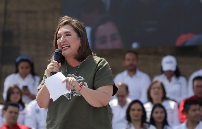 La candidata presidencial de la oposición Xóchitl Gálvez habla durante un acto protocolario este domingo, en el estado de Puebla, México, el 31 de marzo de 2024. (Hilda Ríos/EFE)