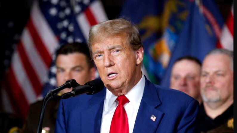 El candidato presidencial republicano y expresidente Donald Trump habla durante un mitin de campaña en Grand Rapids, Michigan, el 2 de abril de 2024. (Rebecca Cook/Reuters)