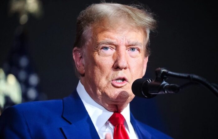 El expresidente Donald Trump habla en un evento de campaña en Grand Rapids, Michigan, el 2 de abril de 2024. (Spencer Platt/Getty Images)