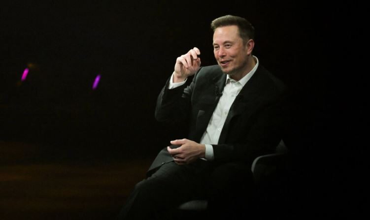 Elon Musk, CEO de SpaceX, Twitter y el fabricante de coches eléctricos Tesla, gesticula mientras habla durante su visita a la feria de startups tecnológicas e innovación Vivatech, en el centro de exposiciones Porte de Versailles de París, el 16 de junio de 2023. (Alain Jocard/AFP vía Getty Images)