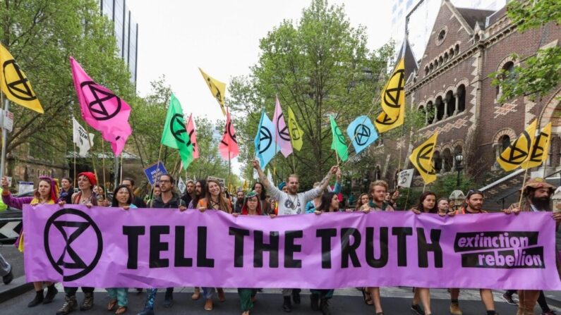 Manifestantes marchan en una calle durante una protesta de Extinction Rebellion en Melbourne, Australia, el 7 de octubre de 2019. (Asanka Brendon Ratnayake/AFP vía Getty Images)
