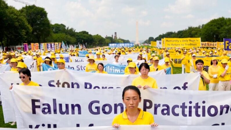 Practicantes de Falun Gong piden ante el Capitolio de Estados Unidos, el 20 de julio de 2023, el fin de la persecución del grupo espiritual en China, durante un acto para conmemorar los 24 años del inicio de la persecución. (Samira Bouaou/The Epoch Times)