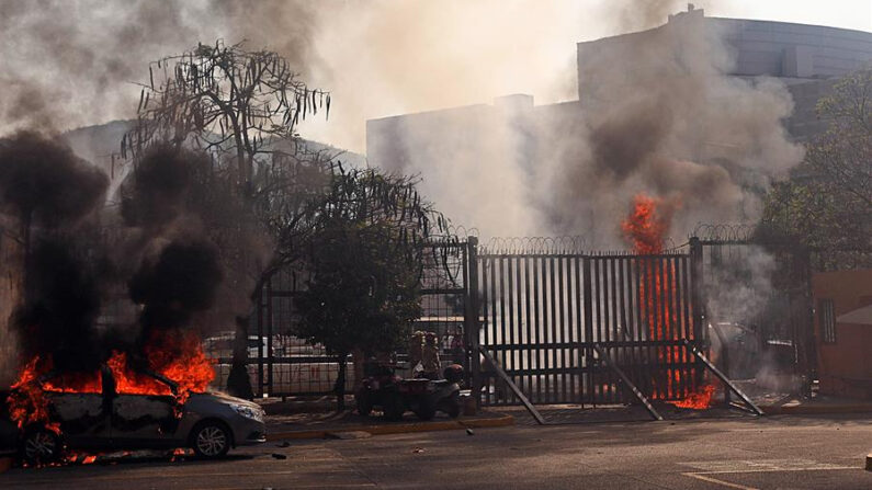 Fotografía de vehículos incendiados en el interior del Palacio de Justicia, durante una protesta de estudiantes de Ayotzinapa este lunes 8 de abril de 2024, en Chilpancingo (México). EFE/Jose Luis de la Cruz