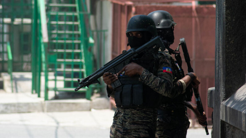 Policías haitianos montan guardia en una esquina en medio de la violencia de las bandas en Puerto Príncipe (Haití) el 8 de abril de 2024. (Clarens Siffroy/AFP vía Getty Images)