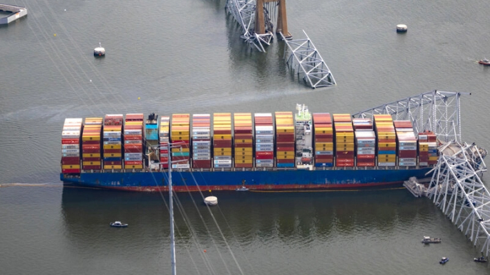 El carguero Dali se encuentra a flote después de chocar y derribar el puente Francis Scott Key en Baltimore, Maryland, el 26 de marzo de 2024. (Tasos Katopodis/Getty Images)