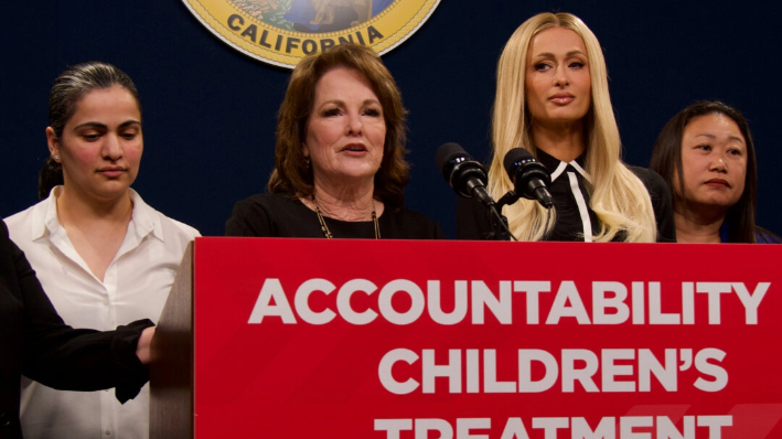 Paris Hilton patrocina proyecto de protección a la juventud y la reciben en Capitolio de California