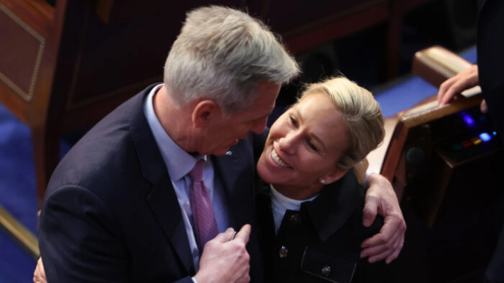 El líder republicano de la Cámara de Representantes, Kevin McCarthy (izq.), abraza a Majorie Taylor Greene (der.) en la Cámara de Representantes durante el cuarto día de elecciones para presidente de la Cámara en el Capitolio, el 6 de enero de 2023. (Kevin Dietsch/Getty Images