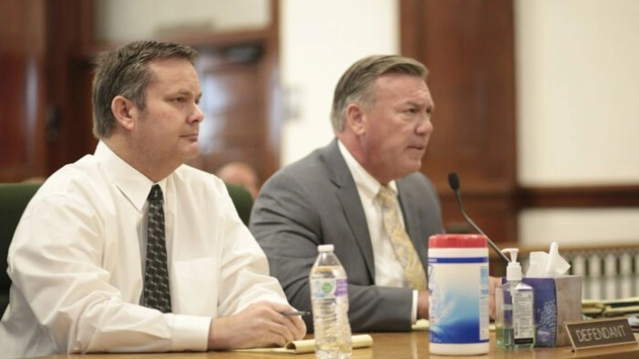 Chad Daybell, (I), sentado con su abogado defensor durante su audiencia preliminar en St. Anthony, Idaho, el 4 de agosto de 2020. (John Roark/Post Register vía AP)